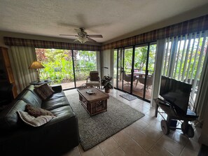 Smart TV, DVD player - Molokai condo Pool/Spa, 2 bedrooms/2 bathrooms. Walking distance to the beach.  (Maunaloa)