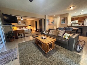Smart TV, DVD player - Molokai condo Pool/Spa, 2 bedrooms/2 bathrooms. Walking distance to the beach. (Maunaloa)