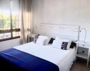 2 habitaciones, escritorio, tabla de planchar con plancha y wifi gratis 