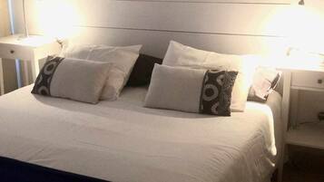 2 slaapkamers, een bureau, een strijkplank/strijkijzer, gratis wifi