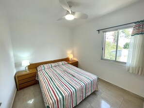 1 quarto, ferros/tábuas de passar roupa