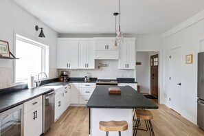 Réfrigérateur, four à micro-ondes, un four, surface de cuisson