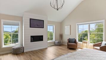 4 chambres, bureau, fer et planche à repasser, lit parapluie