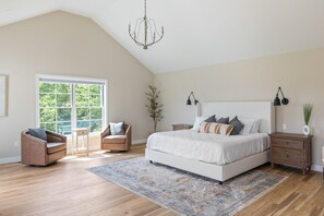 4 bedrooms, desk, iron/ironing board, travel cot
