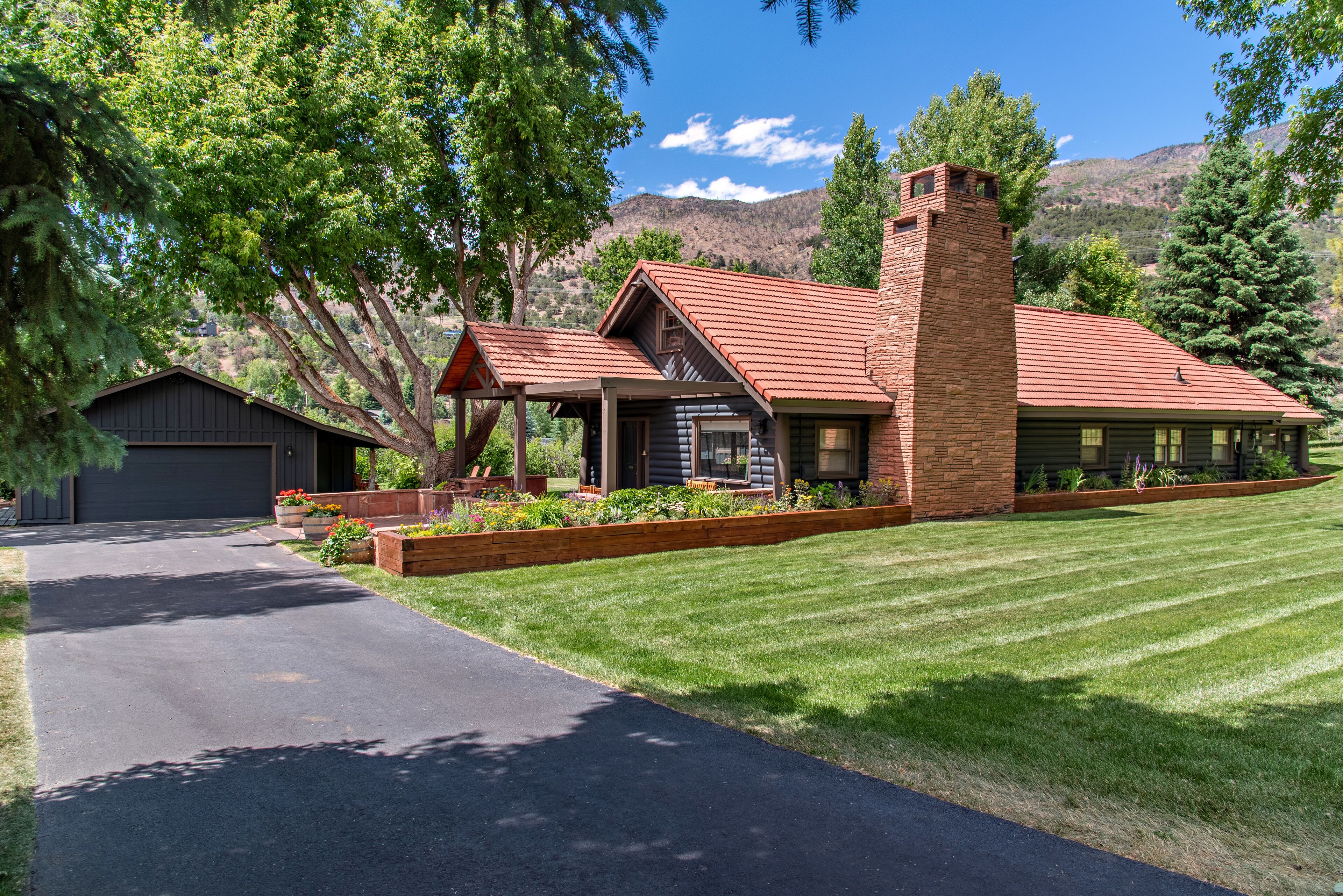 Historic Log Cabin Lodge near downtown Basalt, easy walk to the 2 rivers
