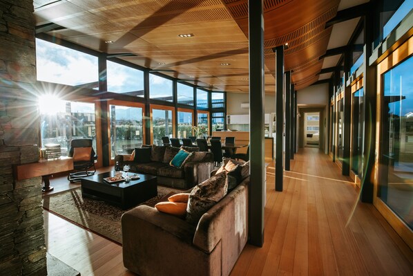 Interior - Mt Gold Retreat - Tennis court - Hot Tub (Wanaka)