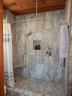 Dusche, Haartrockner, Handtücher, Seife