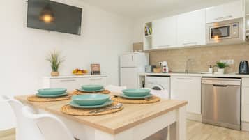 Fridge, microwave, stovetop, dishwasher