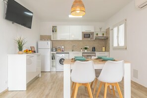 Kylskåp, mikrovågsugn, spishäll och diskmaskin