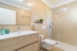 Dusche, Haartrockner, Handtücher