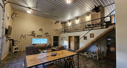 Family size lodge! Deer Ranch Experience 20 mins from legendary Frankenmuth!