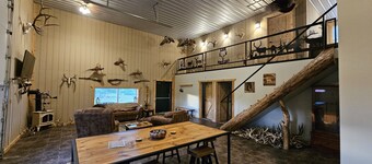 Family size lodge! Deer Ranch Experience 20 mins from legendary Frankenmuth!