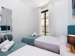 3 chambres, fer et planche à repasser