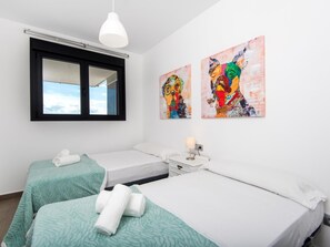 3 chambres, fer et planche à repasser, Wi-Fi, draps fournis