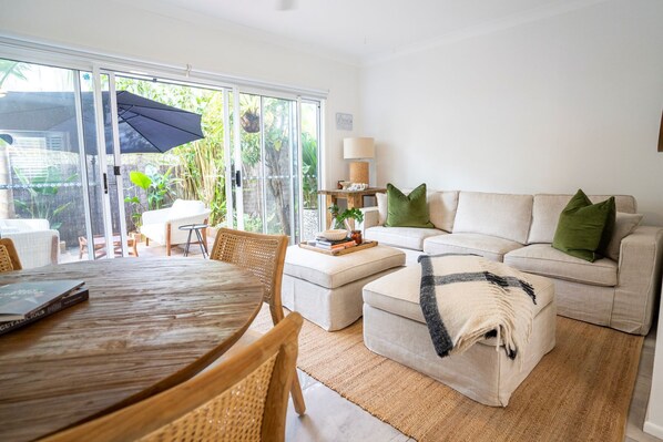 Smart TV - Fantastic central location (Noosa)