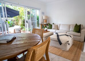 Smart TV - Fantastic central location (Noosa)