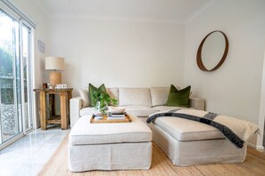 Smart TV - Fantastic central location (Noosa)