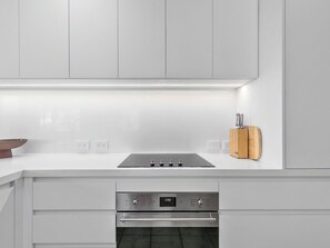 Frigorífico, microondas, horno y placa de cocina