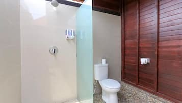 Deluxe Cabin, 1 Bedroom, Non Smoking, Garden View | Bathroom