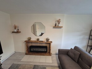 Fernseher, Kamin, Stereoanlage