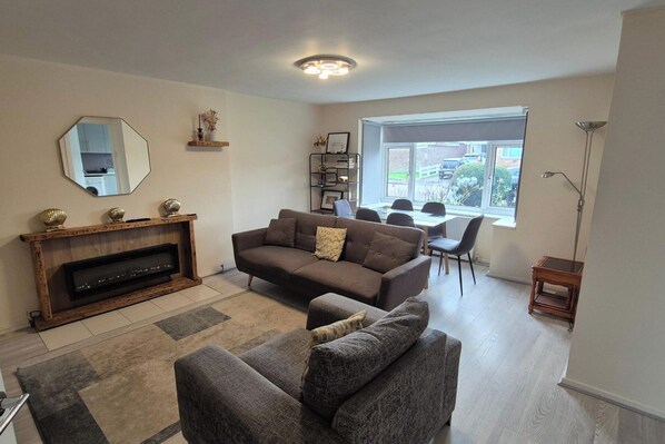 TV, fireplace, stereo - Lovely & Beautiful 2 Bed-Apartment in Borehamwood (Borehamwood)