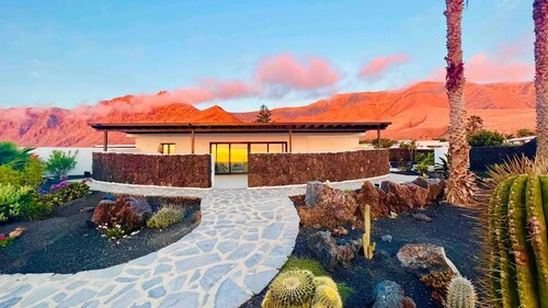 Casa Marina 4-Bed Villa with Pool in Famara