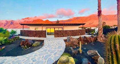 Casa Marina 4-Bed Villa with Pool in Famara