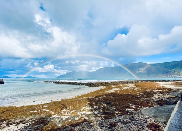 Una spiaggia nelle vicinanze