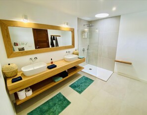 Regadera, secadora de cabello, toallas, papel de baño 