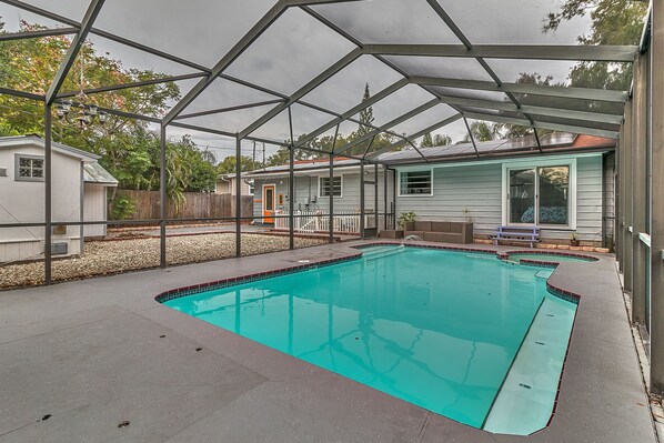 Een buitenzwembad en een verwarmd zwembad