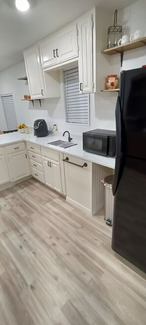 Kühlschrank, Mikrowelle, Ofen, Wasserkocher mit Kaffee-/Teezubehör