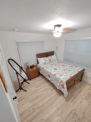 3 bedrooms, iron/ironing board, WiFi, bed sheets