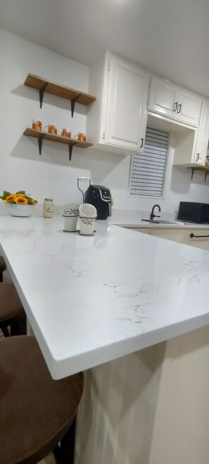 Kühlschrank, Mikrowelle, Ofen, Wasserkocher mit Kaffee-/Teezubehör