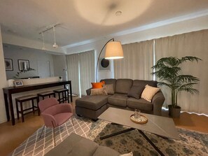 Deluxe House | Living area | Flat-screen TV - Casa Medas Miyakojima (Miyakojima)