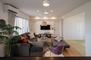 Deluxe House | Living area | Flat-screen TV - Casa Medas Miyakojima (Miyakojima)