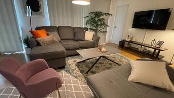 Rumah Deluks | Meja kerja, Wi-Fi gratis, dan seprai linen