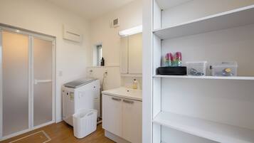 Rumah Deluks | Kamar mandi | Kombinasi shower/bathtub dan perlengkapan mandi gratis