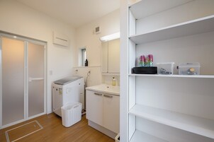 Deluxe House | Bathroom | Combined shower/tub, free toiletries, hair dryer, slippers