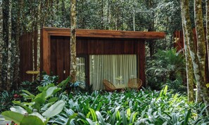 Bungalow básico, 1 cama Queen size, para no fumadores, vista al jardín | Ropa de cama de alta calidad, artículos del minibar gratis y escritorio 