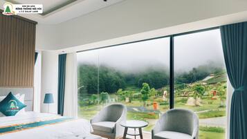 Ropa de cama de alta calidad, artículos del minibar gratis y escritorio