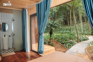 Eenvoudige bungalow, 1 queensize bed, niet-roken, uitzicht op tuin | Luxe beddengoed, een minibar met enkele gratis items, een bureau