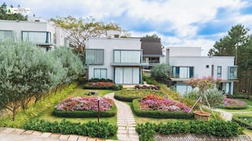 Deluxe Double With Garden View | Premium bedding, free minibar items, desk, laptop workspace