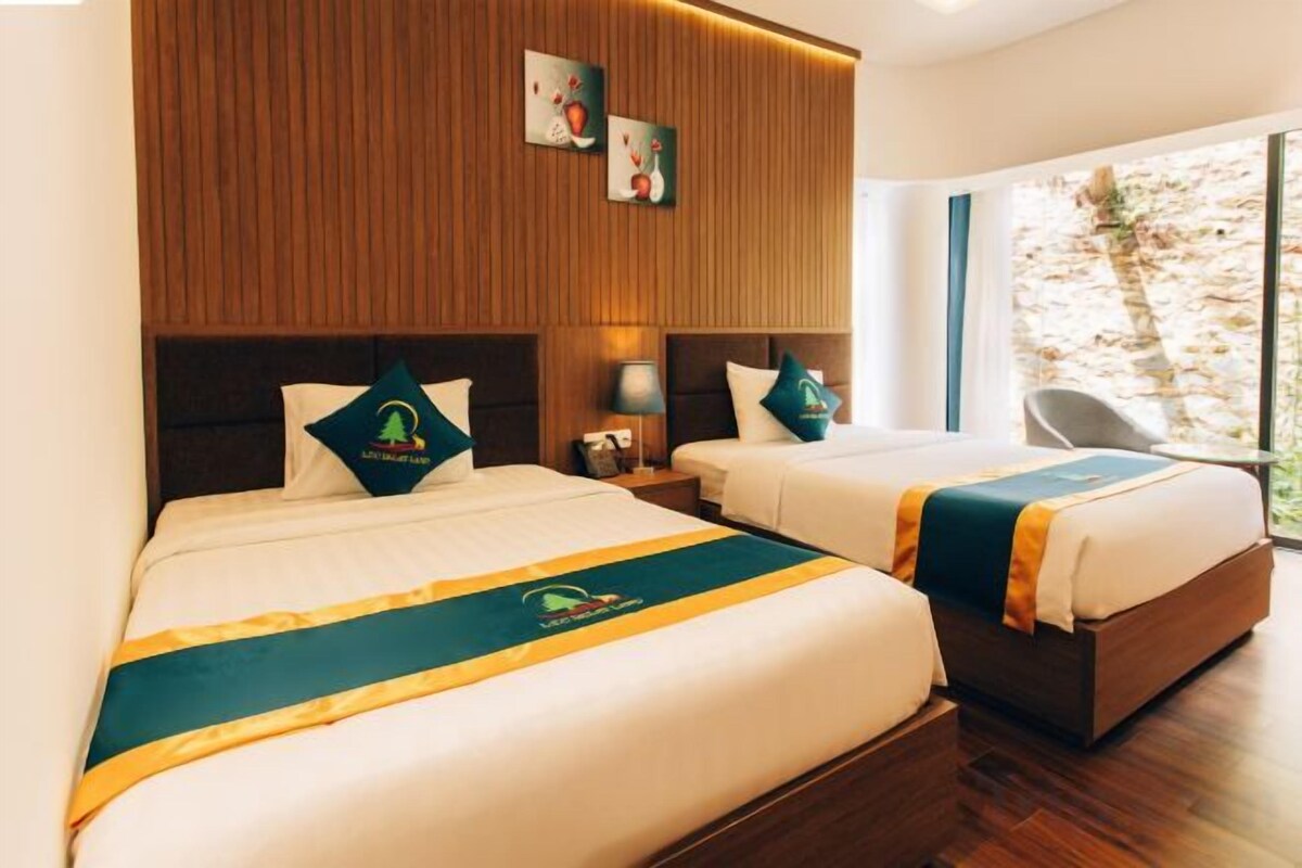 Premium bedding, minibar (some free items), desk, laptop workspace