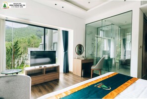 Luxe beddengoed, een minibar met enkele gratis items, een bureau