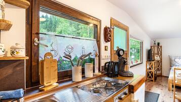 Køleskab, kogeplade, kaffe-/temaskine, elkedel