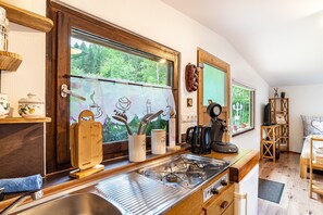 Fridge, stovetop, coffee/tea maker, electric kettle - Holiday Home 'Am Bach' with Private Terrace and Private Garden (Baiersbronn)