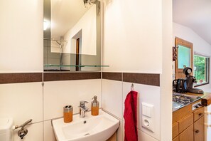 Douche, sĂšche-cheveux, serviettes fournies