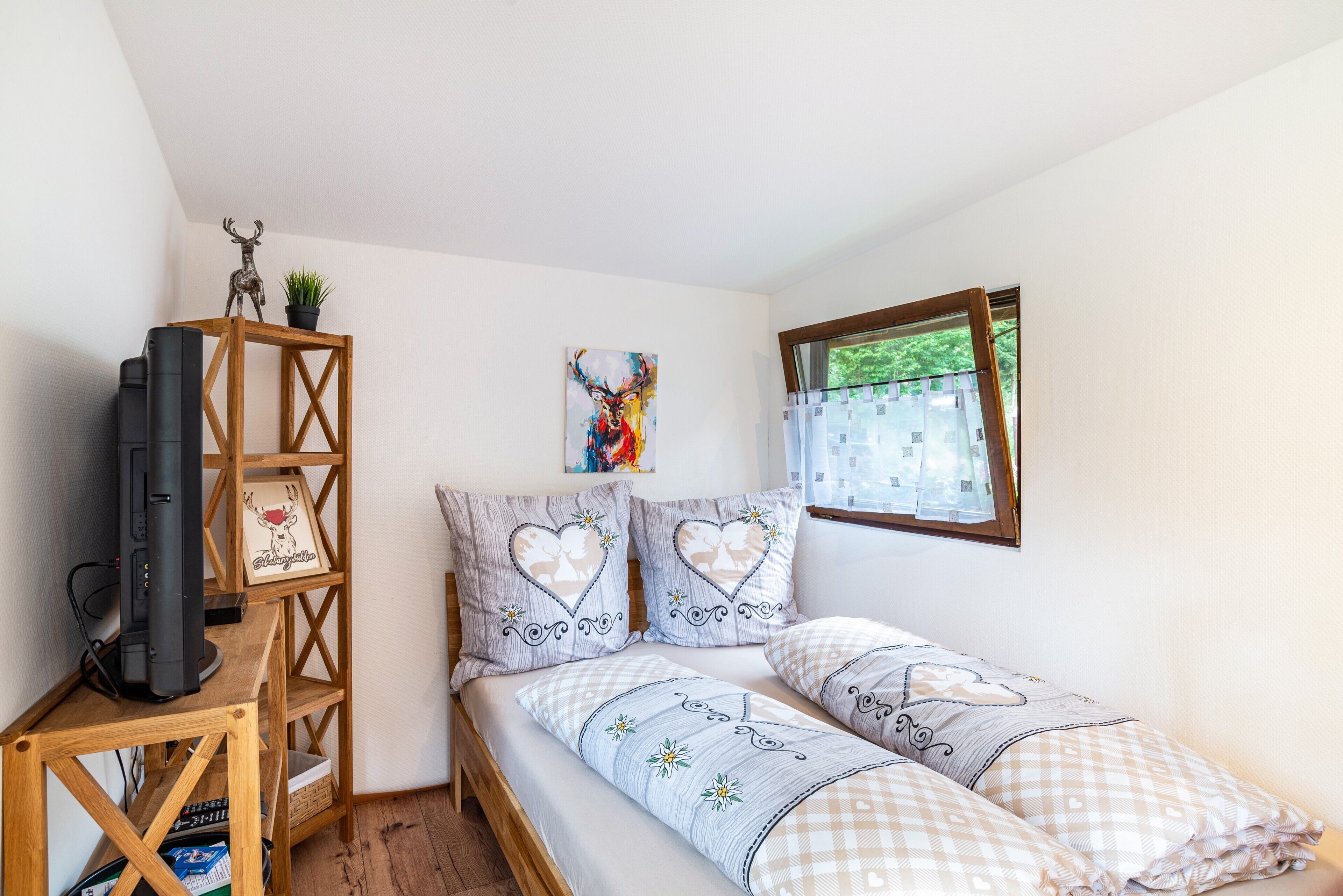 1 bedroom, bed sheets