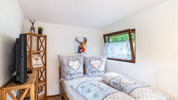 1 bedroom, bed sheets