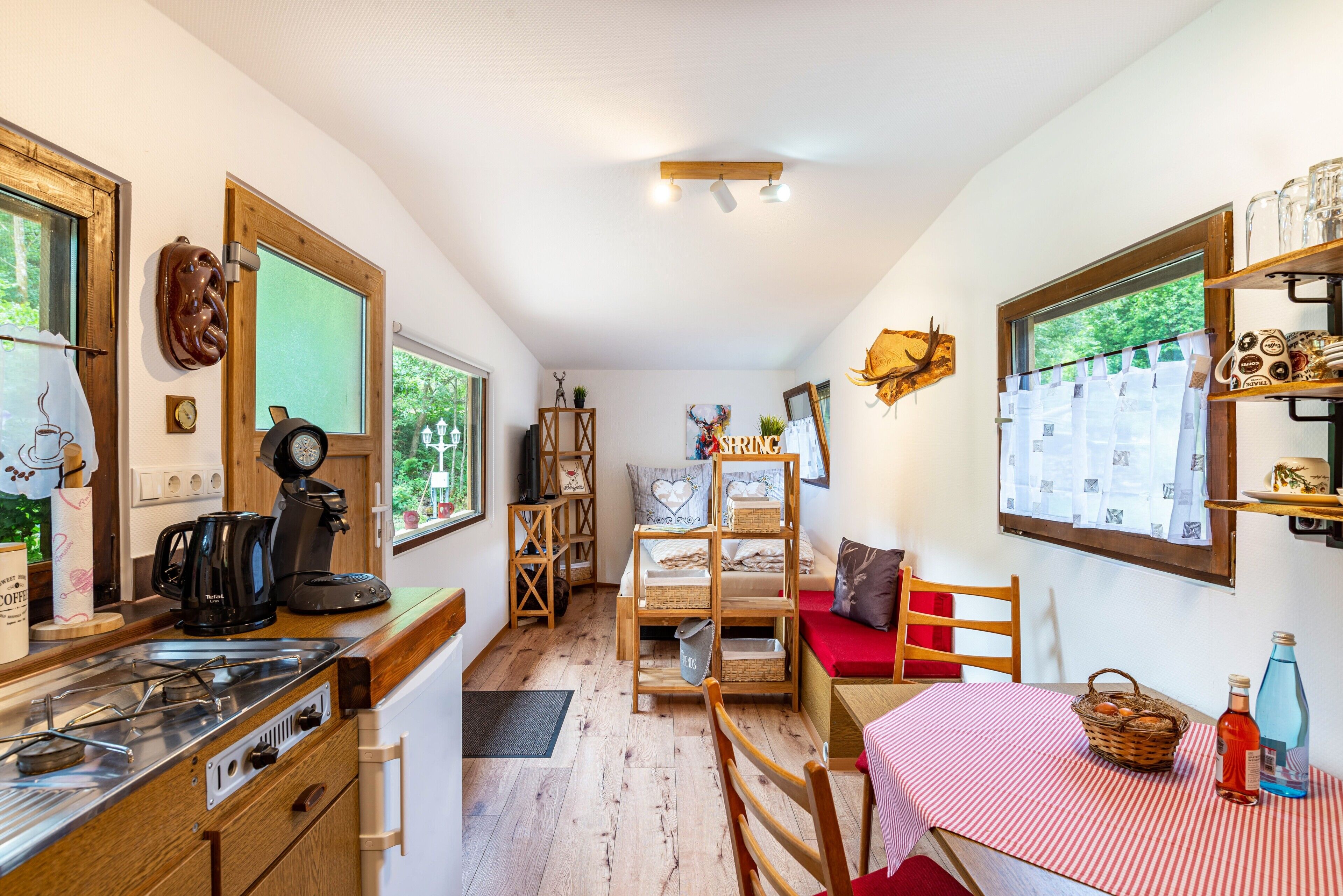 Kühlschrank, Herdplatte, Wasserkocher mit Kaffee-/Teezubehör